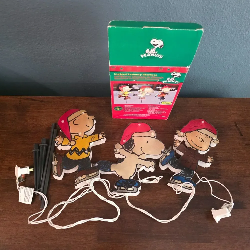 Peanuts Lighted Pathway Markers Snoopy Charlie Brown Linus Christmas Read